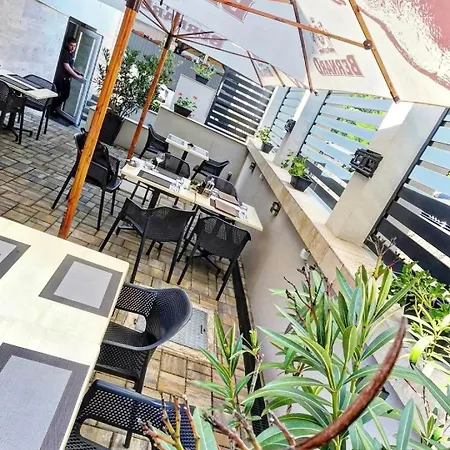 Lumen Gasztropanzio Couette-café 4*